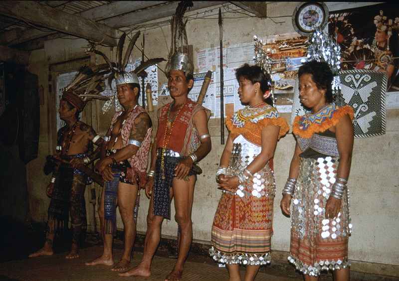 752_Bij de Dayaks (Iban), traditionele kledij.jpg
